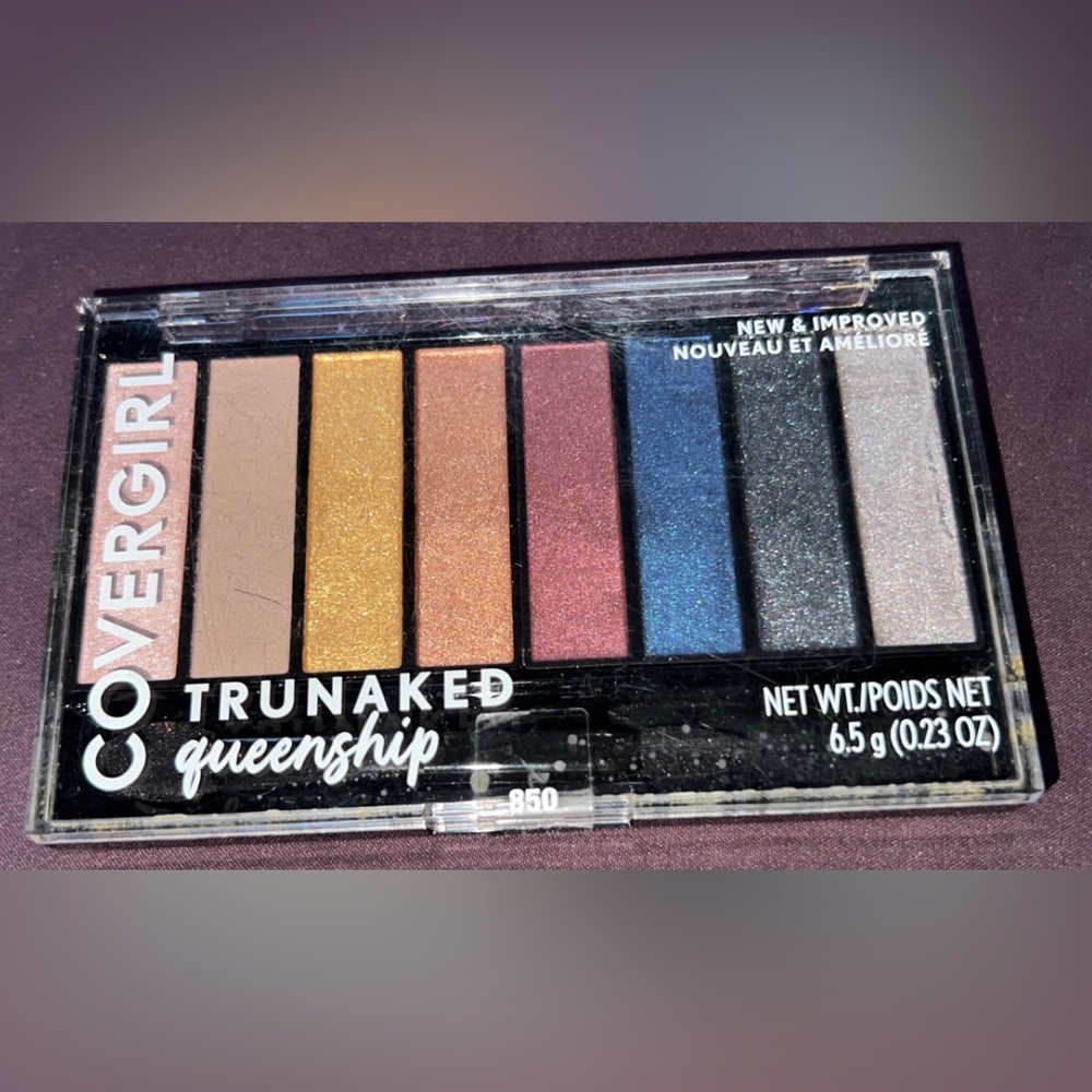 Cover girl “TRUNAKED- QUEENSHIP” eyeshadow pallet